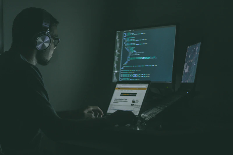 Servidores e luzes de rede em um ambiente de data center